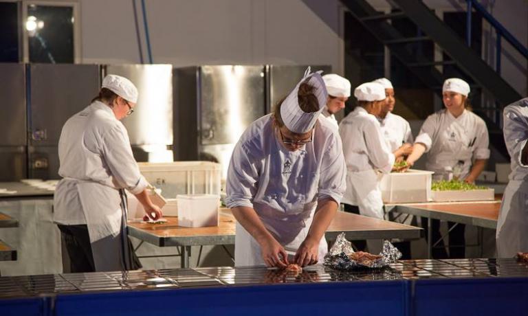 Al lavoro per la grande cena che ha accompagnato la cerimonia