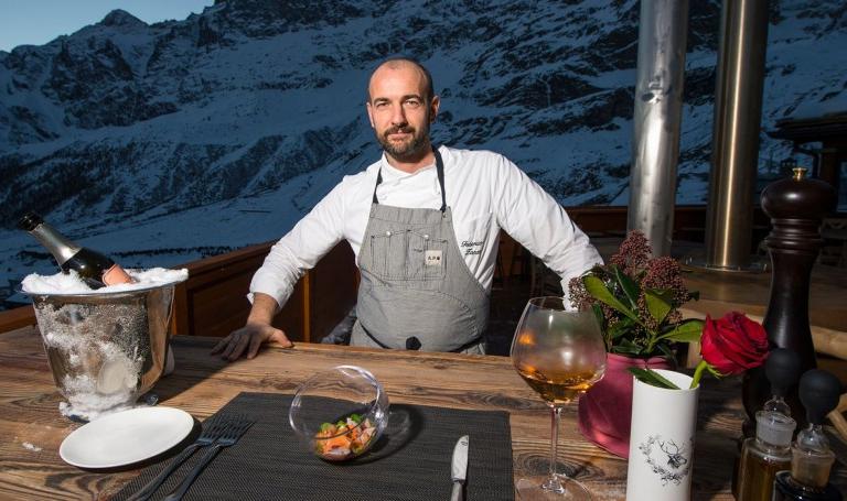 Federico Zanasi, classe 1975, di Castelfranco Emilia, è stato per diversi anni lo chef del Clandestino di Moreno Cedroni. Ha iniziato a collaborare con l'Hotel Principe delle Nevi di Cervinia, come responsabile della cucina, tre anni fa, per avvicinarsi alla fidanzata torinese. Sempre per motivi affettivi - è da poco diventato padre - ha scelto di concludere il suo rapporto professionale con Cedroni