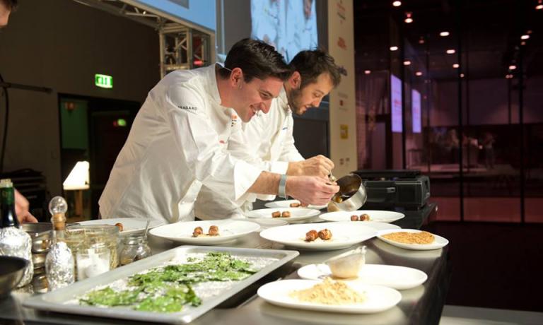 Fabio Pisani e Alessandro Negrini, co-chef de Il Luogo di Aimo e Nadia a Milano sul palco di Identità Milano. Con Danilo Giaffreda, autore del nostro articolo, hanno dato vita a una lezione centrata sui primati della nostra tradizione gastronomica, antesignani di tante tendenze prevalenti oggi nell'alta cucina internazionale (foto Brambilla/Serrani)