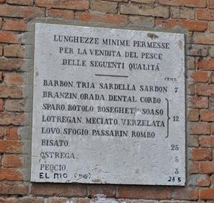 L\'antica iscrizione fuori dal mercato di Rialto