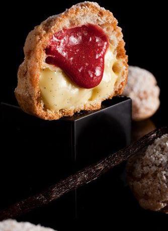 I popellini: vanilla cream and liquid raspberry chous