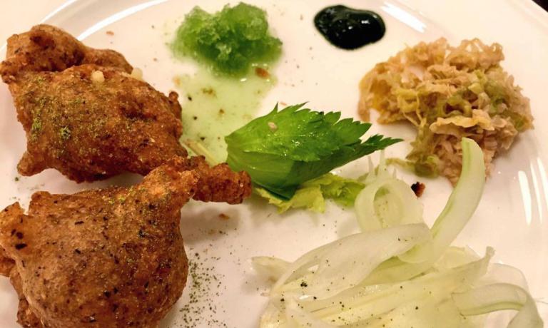 Sciatt valtellinesi, alghe ghiacciate, salsa di alloro, verze fermentate, prezzemolo e insalata di sedano. Allo studio di Lopriore, anche la composizione di un menu di piatti storici, assistito dallo storico della cucina Luca Govoni, docente di Alma