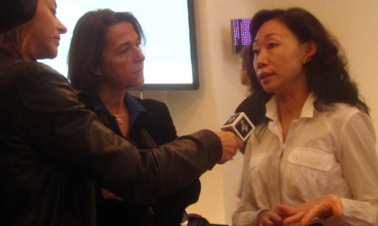 Yang Xiaolei, cronista di Cctv esperta di tematiche legate al cibo e al vino, intervistata da una collega italiana