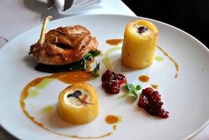 Piatto in carta all\'Aranyszarvas, insegna di cucina contemporanea