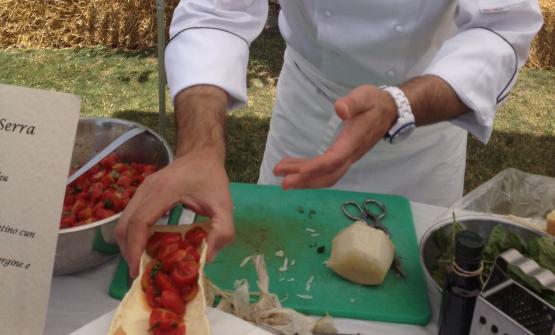 I Pistoccu di paulilatino con tamatta e pecorino. La mano che li regge appartiene a Roberto Serra del ristorante Su Carduleu di Abbasanta (Oristano)