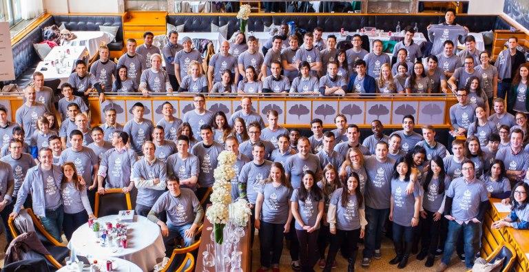 Lo staff dell'Eleven Madison Park in uno scatto del febbraio 2013 di Nathan Rawlinson. Sulle t-shirt, la scritta "Keep calm and make it nice"