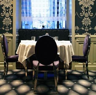 La mise-en-place dell\'Onyx, insegna con una stella Michelin