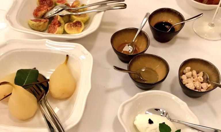 Fichi con pere, mandorle glassate, gelato di fiordilatte e mosto cotto, il sipario di un menu ai Portici
