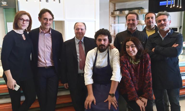 Nella foto si riconoscono, da sinistra, Eleonora Cozzella, Piero Gabrieli, Enzo Vizzari, Piergiorgio Parini e Chiara Quaglia