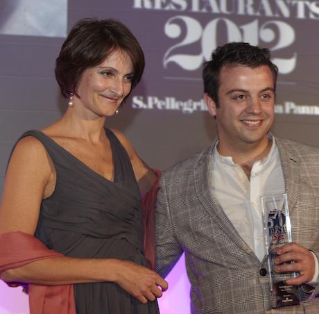 Alexandre Gauthier, della Grenouillère a Montreuil, con in mano il premio di Acqua Panna perché One To Wacht, uno da seguire: attualmente 81°, la giuria si aspett