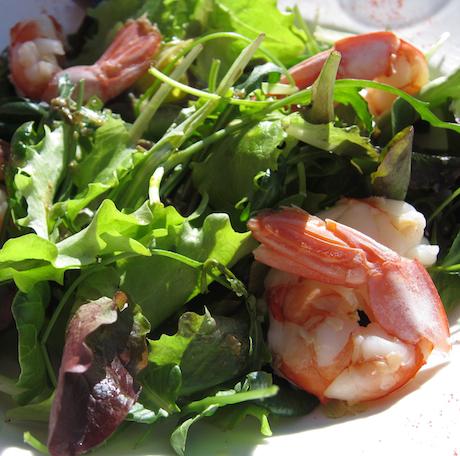 La Misticanza di insalatine ai capperi di Pantelleria con gamberi al vapore, un antipasto di Baita Fraina a Cortina d\'Ampezzo