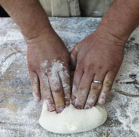Le mani di Gabriele Bonci al lavoro