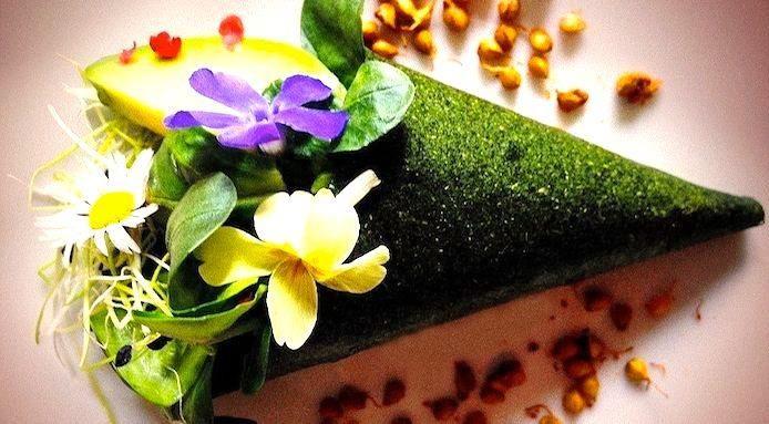 Il Cono con ortaggi e fiori di Daniela Cicioni illustra perfettamente la grande creatività che caratterizza la cucina crudista, che si sta sviluppando sempre più anche nel nostro paese. Grazie a preparazioni che non superano mai i 42°, è possibile conservare nel modo migliore le caratteristiche organolettiche dei vegetali impiegati in queste ricette