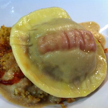 Il Raviolo ripieno di cous cous al gambero rosso di Mazzara su cous cous classico alla trapanese, una preparazione di Eugenio Boer, chef di Enocratia a Milano, telefono +39.02.36525816