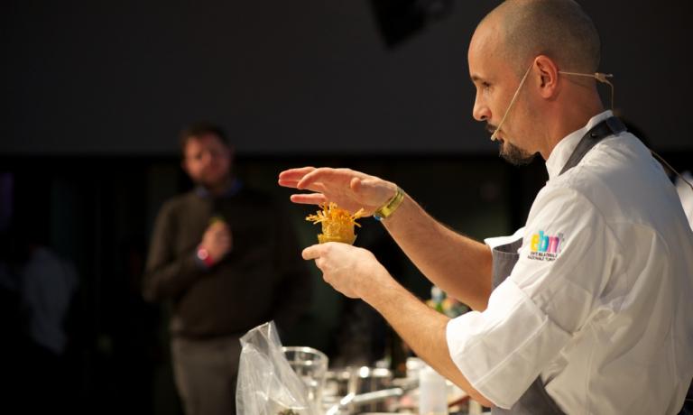 Lo chef Enrico Crippa durante la sua lezione a Identità Milano 2014. Marchi ne elogia la modernità («Lui è uno che ti fa mangiare tanta verdura senza farti sentire una mucca»). Sarà anche tra i protagonisti di Stelle di Stelle a Londra (foto Brambilla-Serrani)