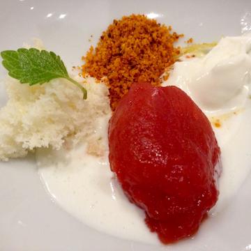 Il dessert pomodoro e yogurt di bufala di Davide Del Duca, chef dell\'Osteria Fernanda in via Ettore Rolli a Roma, telefono +39.06.5894333
