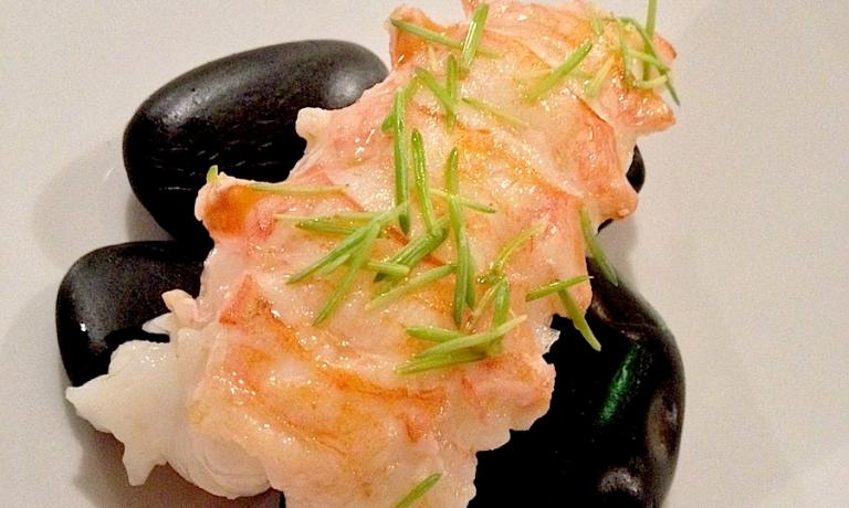 Lo straordinario scampo affumicato all'olio di pino preparato a giugno a Milano da Poul Andrias Ziska., Ventiquattro anni, dal gennaio scorso è il responsabile delle cucine del Koks nell'arcipelago atlantico delle isole Faroe