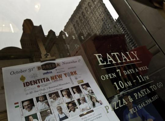 Una ddelle vetrine di Eataly allestita con le locandine della seconda edizione di Identità New York a Manhattan