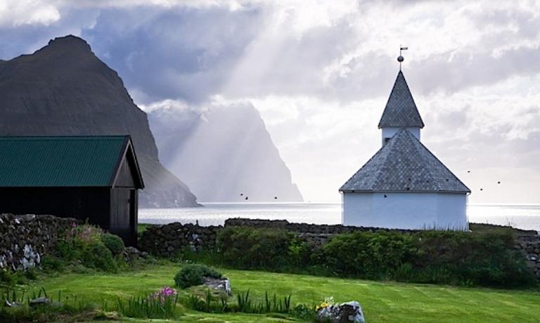 Le isole Faroe, 18 in tutto, una sola disabitata, le altre 17 popolate da poco più di 48mila anime nell’Atlantico del Nord, è anche un paradiso per chi ama fotografare la natura tra rocce a picco sul mare, tramonti da cartolina e nuvole di ogni forma, case con i tetti in erba e chiese spesso isolate che guardano agli spazi infiniti dell’oceano. Dallo scorso mese di giugno, l’arcipelago è collegato con Milano ogni sabato grazie a un volo diretto dalla Malpensa