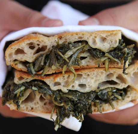 La Pizza con la cicoria di Gabriele Bonci al Pizzarium a Roma. Nel libro la sua ricetta &egrave; a pagina 177, nel capitolo dedicato alle pizze invernali