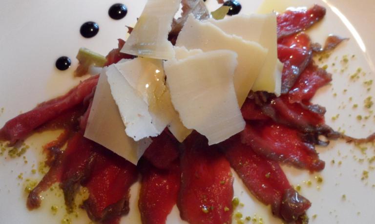Carne salada di capriolo al Groppello e scaglie di Trentingrana su bouchè di insalatine