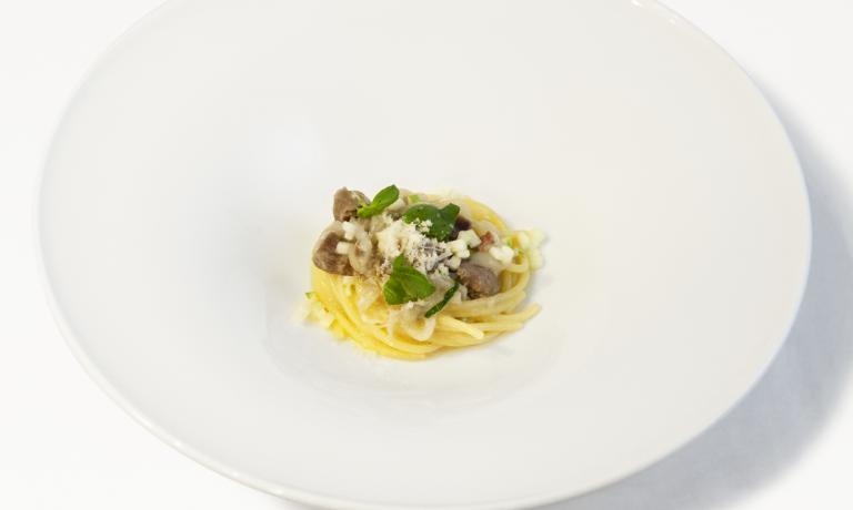 Il ventiseienne Carmine Di Domenico, sous-chef del ristorante ristorante Casa del Nonno 13 (S. Eustachio, Salerno), dopo aver presentato un dolce in cui il limone era protagonista, passa al suo piatto salato. Una pasta in cui il sugo si regge sull'equilibrio tra pollo, anguilla ed erbe profumate