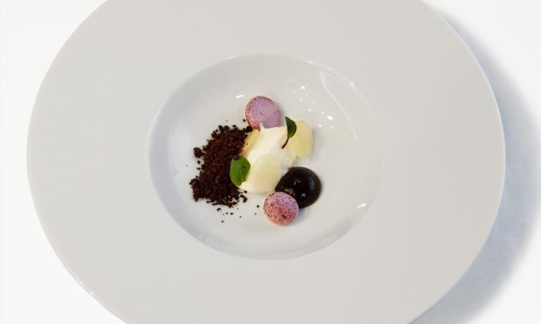 Due volte finalista al Premio Birra Moretti Grand Cru, Daniele Pennati, chef del ristorante Hotel Roseg a Chiesa Valmalenco (Sondrio) per questo dolce ha deciso di giocare con un classico a base di vino, sostituendolo con la citricità della Moretti Radler