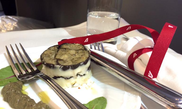 Un improbabile Tortino di melanzane, antipasto del menù Puglia, servito a bordo del volo Alitalia Tokyo-Milano del 24 settembre scorso
