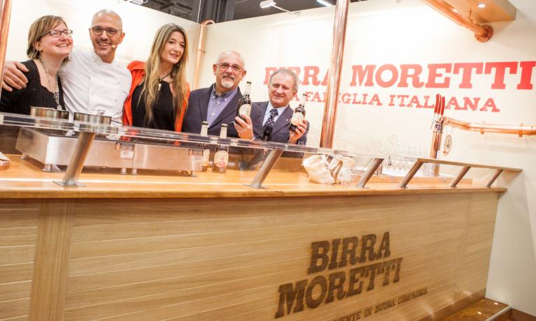 Solo qualche giorno fa, nell'attivissimo stand Birra Moretti a Identità Milano: nella foto, da sinistra, Valentina Simonetta (Marketing Manager HEINEKEN ITALIA), Andrea Provenzani, Alessandra Rotondi, Claudio Sadler e Giuseppe Vaccarini