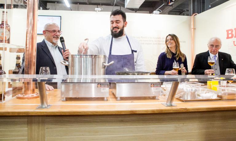 La presentazione di Birra Moretti alla Toscana con il vincitore del Premio Birra Moretti Grand Cru 2014, Davide Del Duca. A sinistra Claudio Sadler, alla desta Katia Pantaleo (Birra moretti Brand Manager), Giorgio Colli (sommelier ASPI)