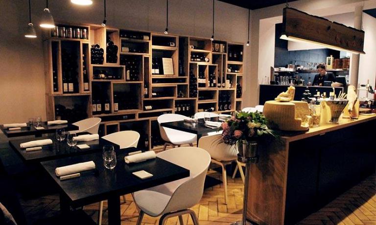 Bocca Rossa ha un'unica sala, dai toni caldi e informali
