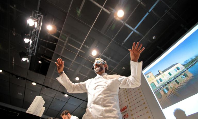 Scoppiettante finale di Massimo Bottura, che ha raccontato - tra l'altro - di come uno spaghetto sia voluto diventare una lasagna. Tricolore