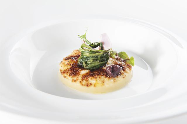 Cicerchie delle Murgie in crema con cicoria, mosto cotto di fichi, lampascioni, olive Noiche e biscotti Mostaccioli (foto Brambilla - Serrani)