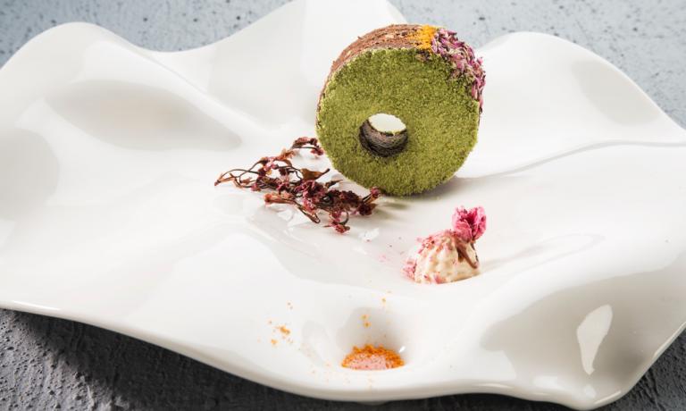 La Ciambella crudiste al cacao e grano saraceno con panna di mandorle ai fiori di ciliegio, composta di albicocche e marmellata di clementine di Daniela Cicioni, una delle due ricette presentate dalla cuoca vegana a Identità Milano (foto Brambilla/Serrani)