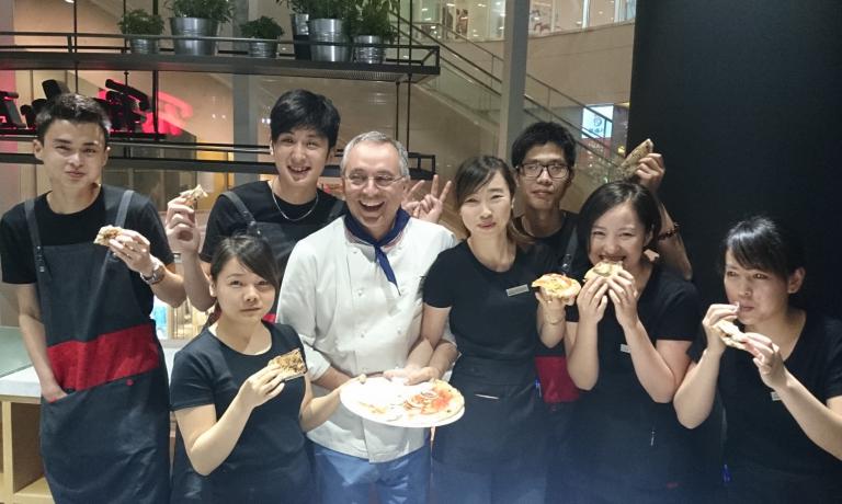 Grande festa cinese per il partenopeo Enzo Coccia, un vero ambasciatore della pizza nel mondo. La Fissler, azienda tedesca che produce stoviglie di altissimo livello, lo ha chiamato per due suoi locali in Cina. Dove Coccia ha portato tutta la sua sapienza...e ovviamente anche un paio di fidati collaboratori che hanno formato il personale locale