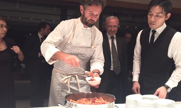 Carlo Cracco a Tokyo ha cucinato una Amatricana in memoria delle vittime del terremoto dell'agosto scorso