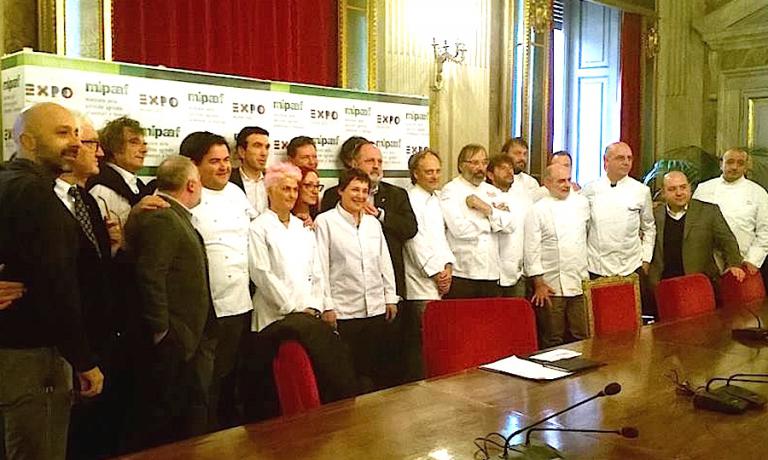 Foto ricordo con ministro, da sinistra verso destra si riconoscono Niko Romito, Antonio Santini, Fulvio Pierangelini, Antonello Colonna, Gennaro Esposito, il ministro Maurizio Martina, Cristina Bowerman (è la lei con i capelli rosa), Aurora Mazzucchelli, che nasconde in parte Enrico Cerea, Antonia Klugmann, Paolo Marchi, Moreno Cedroni, Norbert Niederkofler, Cesare Battisti, Ugo Alciati, Corrado Assenza, Franco Pepe, Alessandro Pipero e Pino Cuttaia