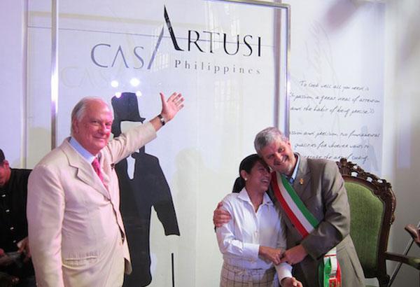 Margarita "Gaita" Forés all'inaugurazione di Casa Artusi Philippines, abbracciata dal sindaco di Forlimpopoli, Paolo Zoffoli, mentre l'ambasciatore italiano Luca Fornari esulta. Era il giugno 2012, Casa Artusi Philippines ha iniziato le proprie attività nel gennaio 2013