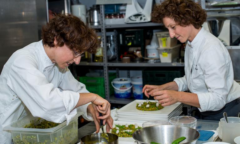 Manuela (a sinistra, con gli occhiali) e Daniela Cicioni, sorelle gemelle, al lavoro durante la prima edizione di The Vegetarian Chance il 22 giugno al Joia di Pietro Leemann a Milano. La foto è di Giovanni Panarotto