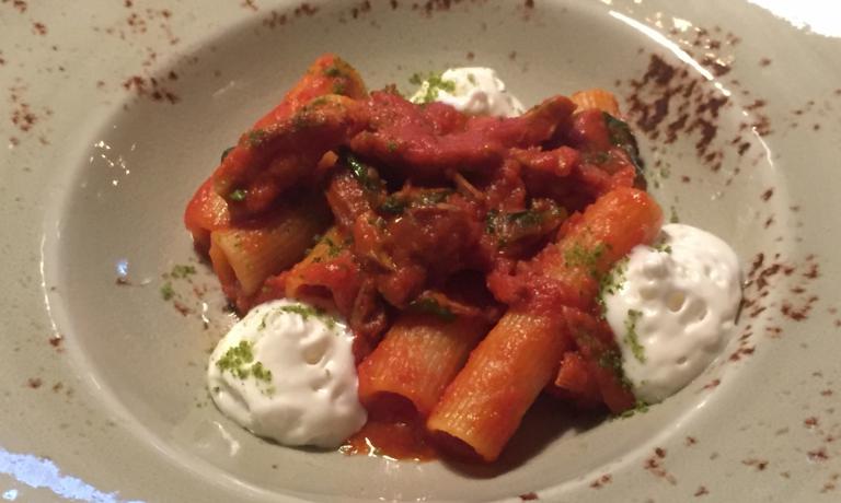 Rigatoni al ragù e spuma di pecorino