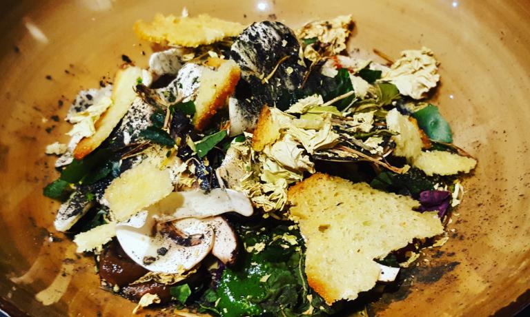 Sottobosco: funghi porcini, funghi trombetta e orecchio di giuda, sia cotti che crudi, poi crema di zucca, cavolo nero, cavolo cappuccio e verza disidratati
