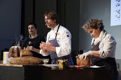 Il veronese Renato Bosco ha aperto la mattinata di Sala Blu 2 dedicata a pane, pandoro e panettone: scienza e protagonisti di impasti e lievitazioni, in collaborazione con Petra e Molino Quaglia e Francesca Barberini (in foto, a sinistra), moderatrice dell'intera giornata (foto Brambilla/Serrani)