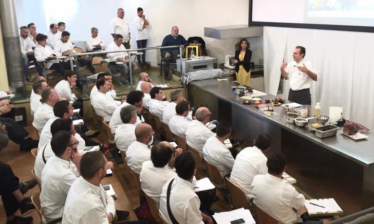 Nicola Portinari sul palco; Lisa Casali è al suo fianco, Paolo Marchi scruta con attenzione