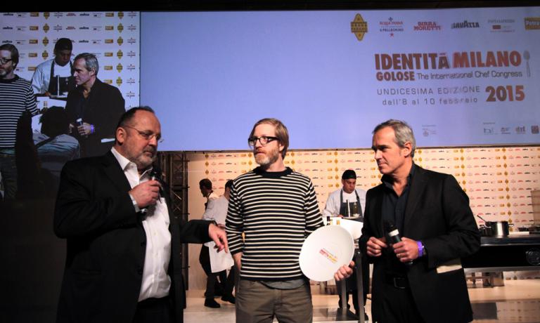 Alfredo Pratolongo (Direttore Comunicazione e Affari Istituzionali di HEINEKEN ITALIA) ha consegnato sul palco di Identità Milano il Premio Birra in Cucina a Daniel Burns (ristorante Luksus, New York)