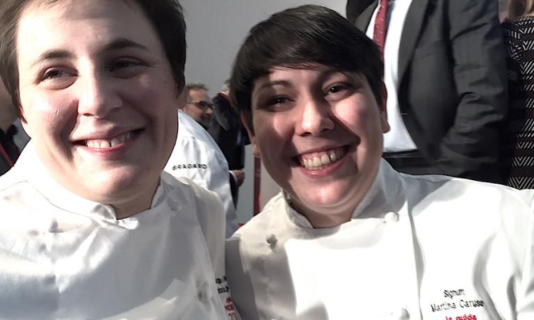 Cinque le chef neo-stellate nella guida rossa 2016, due le vediamo sorridere in questa foto. A sinistra la trentenne Antonia Klugmann dell'Argine di Vencò a Dologna del Collio (Gorizia). A destra Martina Caruso, ventenne siciliana, chef nell'albergo di famiglia, il Signum sull'isola eoliana di Salina