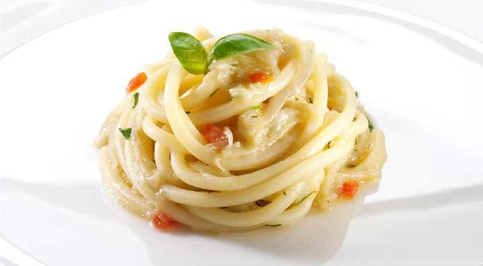 La Pasta cipollotto e peperoncino, un classico de Il Luogo di Aimo e Nadia