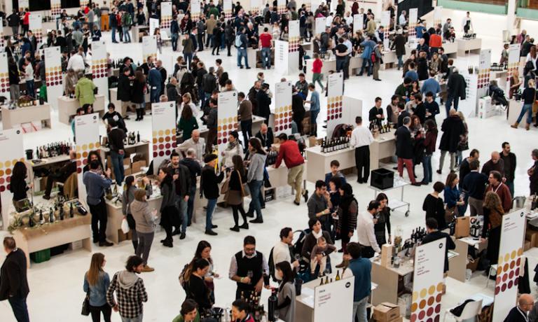 Ripresa aerea di Livewine al Palazzo del Ghiaccio, da venerd́ a domenica scorsa a Milano. Protagonisti, produttori di vino aritigianale dall'Italia e dall'estero