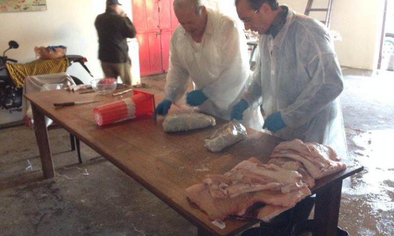 I due "clienti-norcini" al lavoro: in quattro giorni hanno "trasformato" 540 kg di carne di maiale