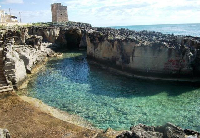 La bellissima piscina naturale di Marina Serra a Tricase, luogo da cui arriva lo chef Antonio Guida, del Ristorante Seta del Mandarin Oriental Hotel: così come un altro cuocoÂ