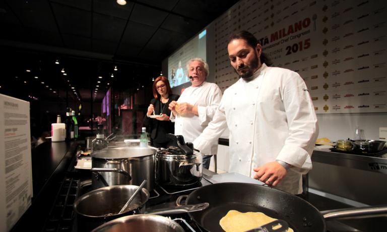 Davide Scabin con il fido Beppe Rambaldi durante la sua seguitissima lezione. Da anni Scabin rivoluziona il mondo della pasta secca, da quando - era il 2008 - andò da lui «un signore e mi chiese perché non tenevo alcun piatto di pasta secca in menu. Risposi: perché è banale. Tornò dopo sei mesi con un pacco della sua pasta e mi disse: La sbanalizzi, la prego». Era Riccardo Felicetti